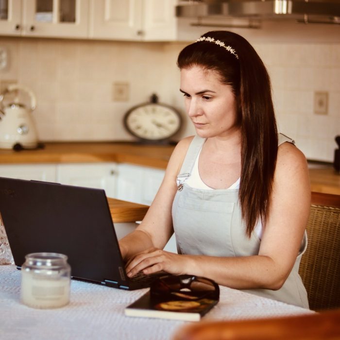 Ja_píšem_za_stolom_za_PC